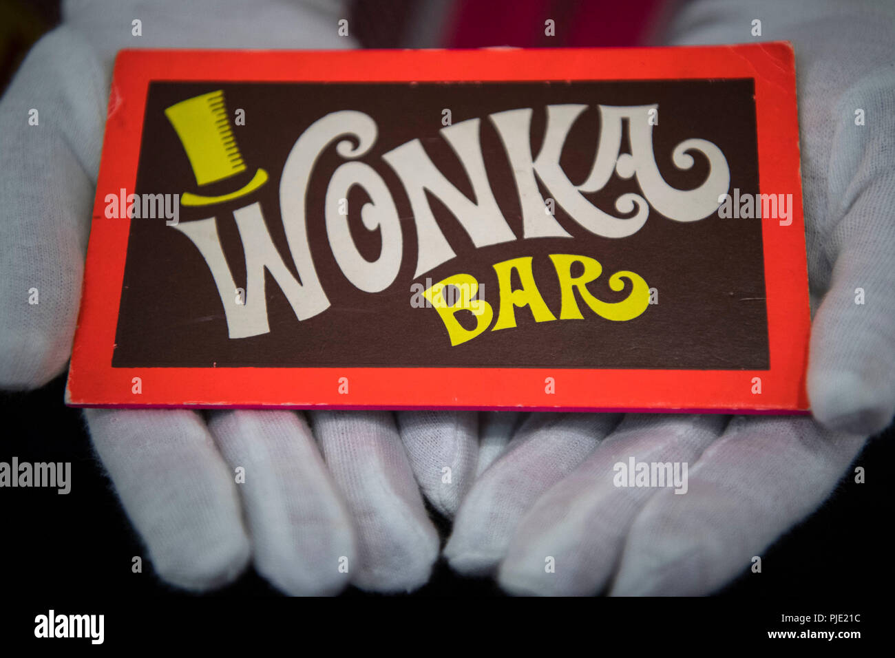Un Wonka Bar de Willy Wonka et la Chocolaterie (1997) à la boutique de  souvenirs du film Prop exposition à la BFI IMAX à Waterloo dans le centre  de Londres Photo Stock -