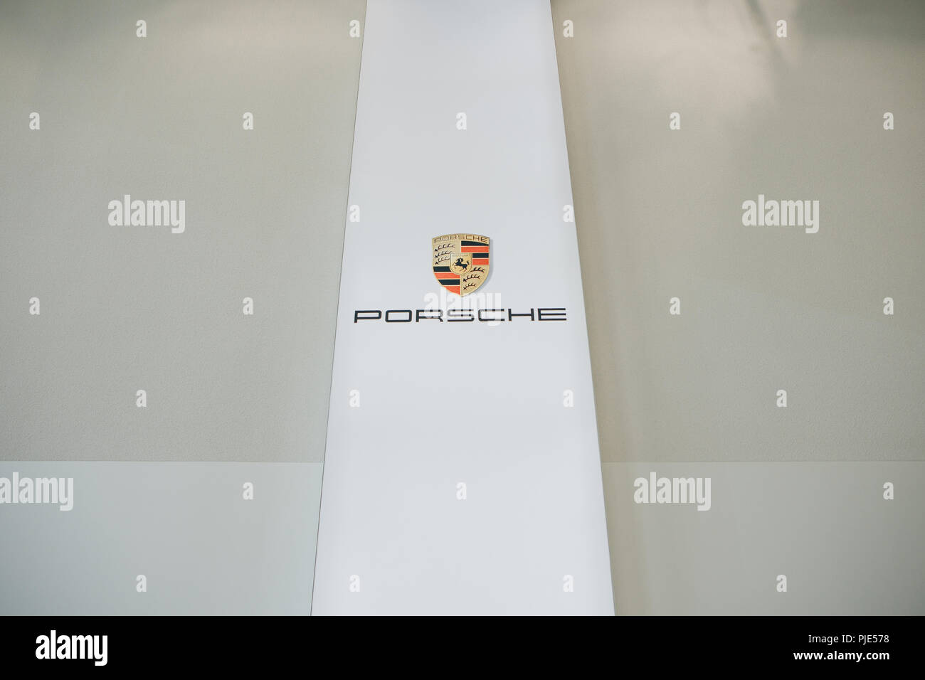 Berlin, le 29 août 2018 : le signe ou la bannière de Porsche lors de l'exposition - forum groupes Volkswagen à Berlin. Banque D'Images