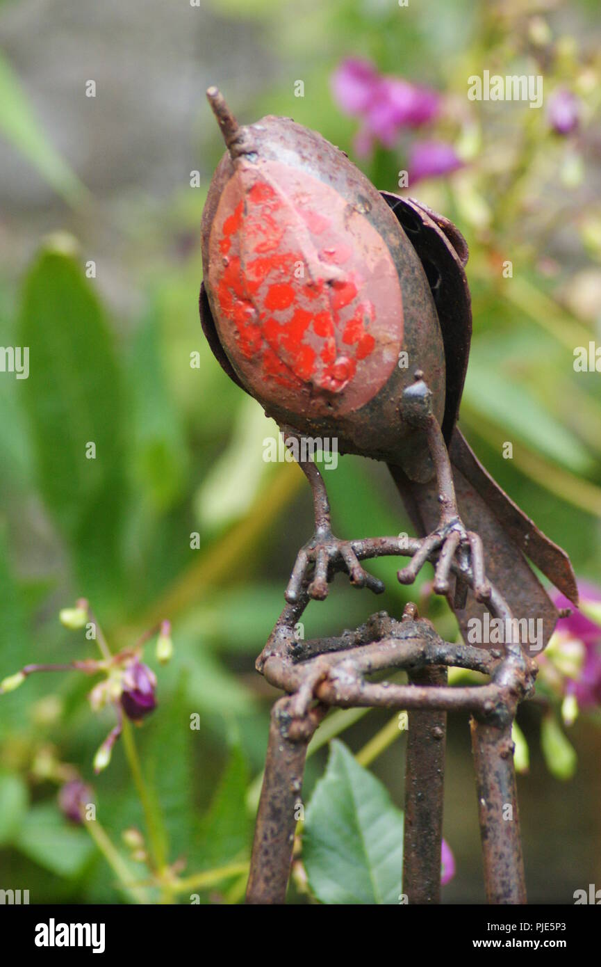 Gros plan d'un rouge gorge en fer forgé objet de décoration de jardin, close-up d'une rouge gorge en fer forgé objet pour décoration de jardin, Nahaufnahme Banque D'Images Gros plan d'un rouge gorge en fer forgé objet de décoration de jardin, close-up d'une rouge gorge en fer forgé objet pour décoration de jardin, Nahaufnahme Banque D'Images