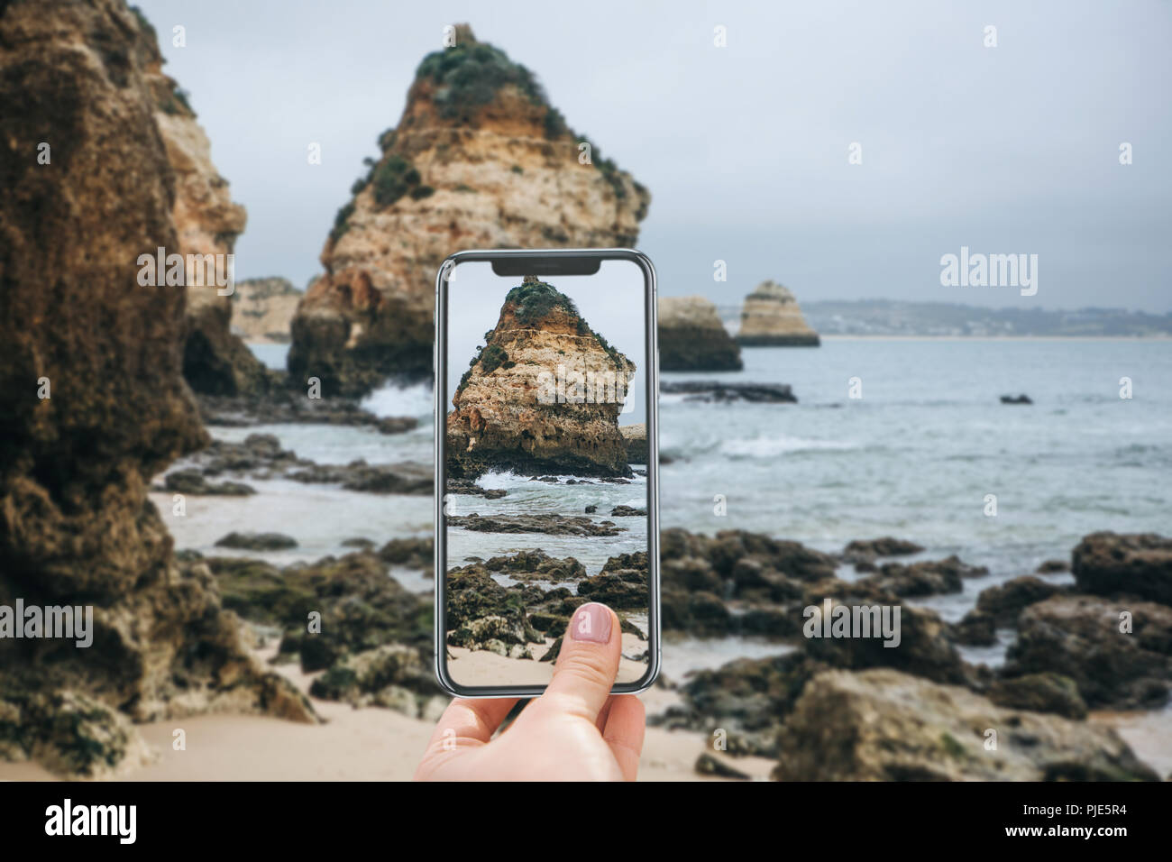 Le tourisme sur la côte Atlantique au Portugal prend des photos de la magnifique vue sur l'océan et les rochers. Incroyable paysage naturel. Banque D'Images