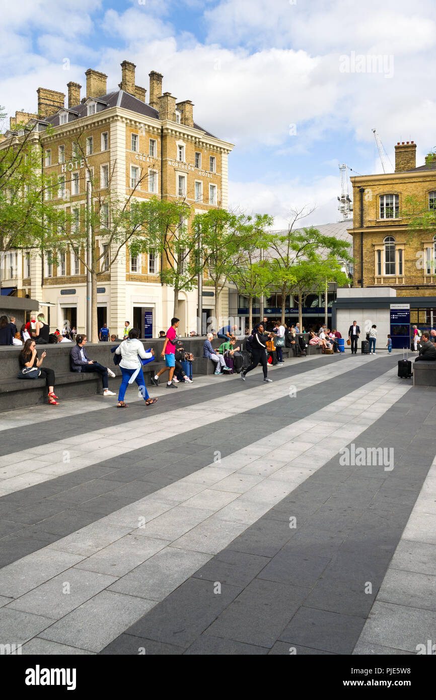 Plaza extérieur de la gare de Kings Cross sur un matin d'été ensoleillé avec des gens marchant à l'extérieur, London, UK Banque D'Images