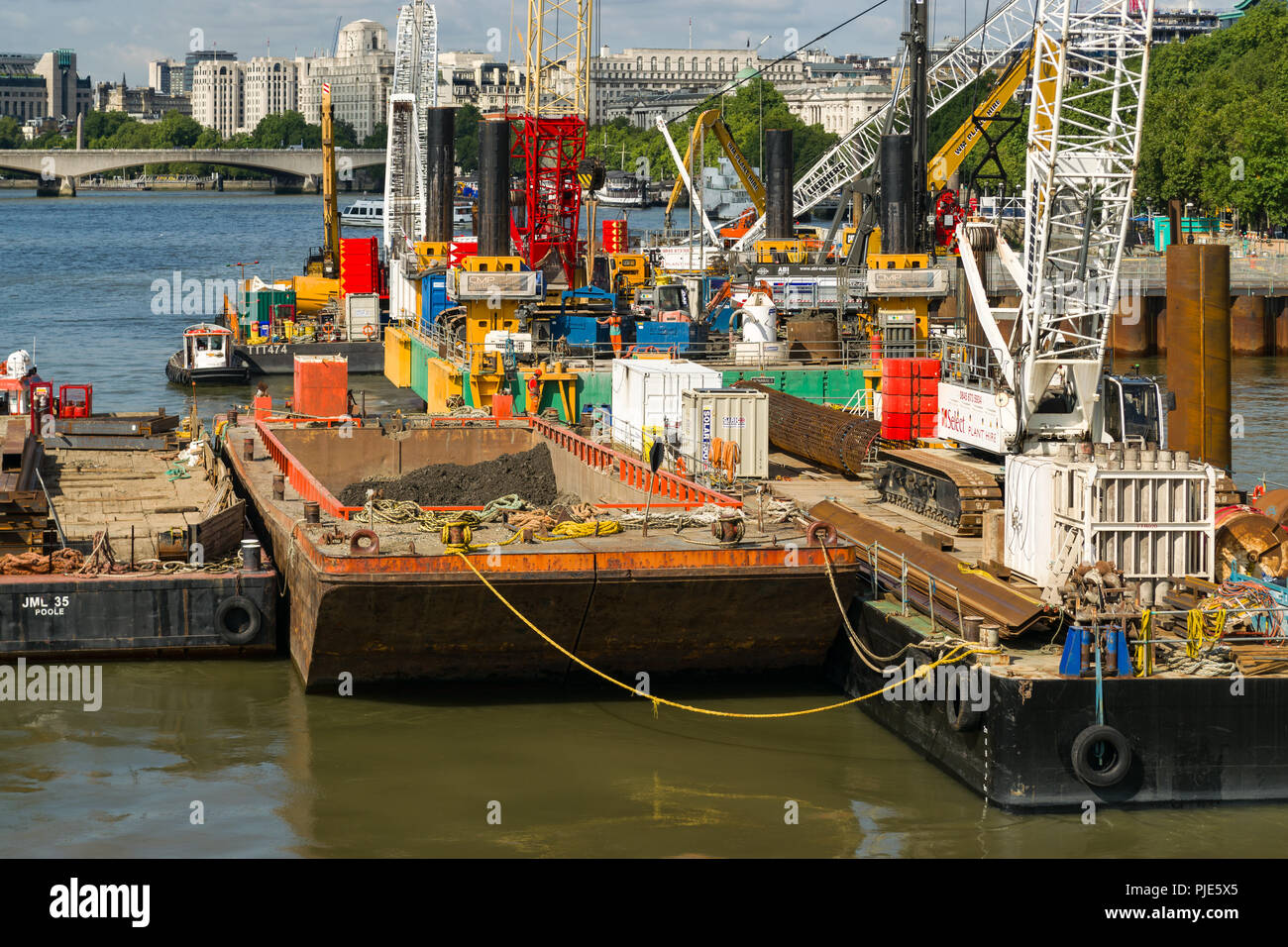La Thames Tideway Scheme en construction avec des machines lourdes sur des barges sur le fleuve, London, UK Banque D'Images