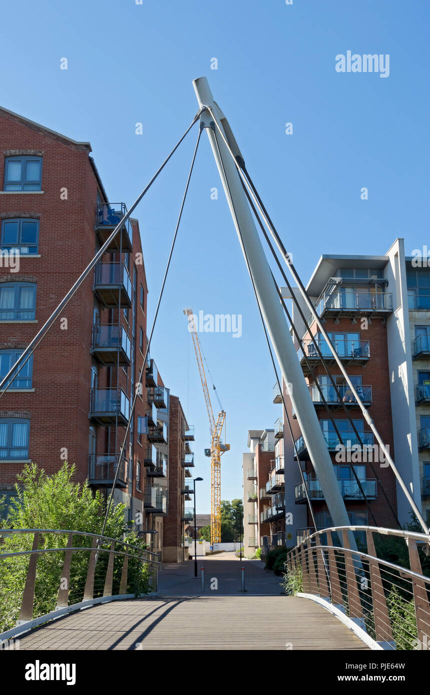 Tower Crane sur un chantier de construction dans le centre ville en été York North Yorkshire Angleterre Royaume-Uni GB Grande-Bretagne Banque D'Images