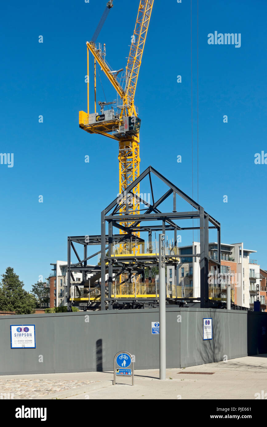 Grue sur chantier de construction dans le centre-ville en été York North Yorkshire Angleterre Royaume-Uni GB Grande-Bretagne Banque D'Images