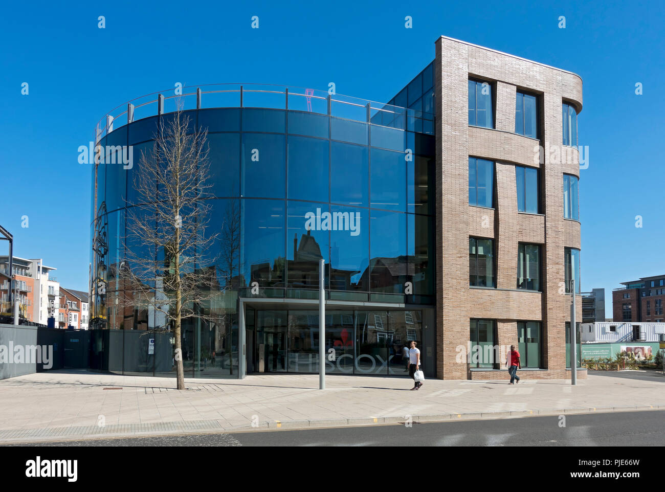 Bureaux modernes d'assurance Hiscox à la façade de verre dans le centre-ville en été York North Yorkshire Angleterre Royaume-Uni GB Grande-Bretagne Banque D'Images