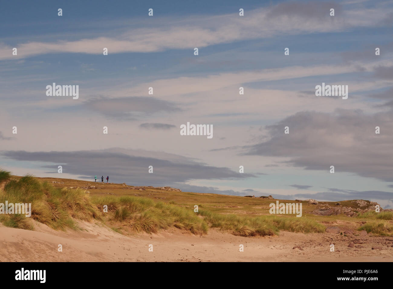 Une vue de Achnahaird beach, l'Écosse, de la terre au-dessus de l'exploitation des sables bitumineux avec les promeneurs sur le paysage sauvage avec un grand ciel bleu Banque D'Images