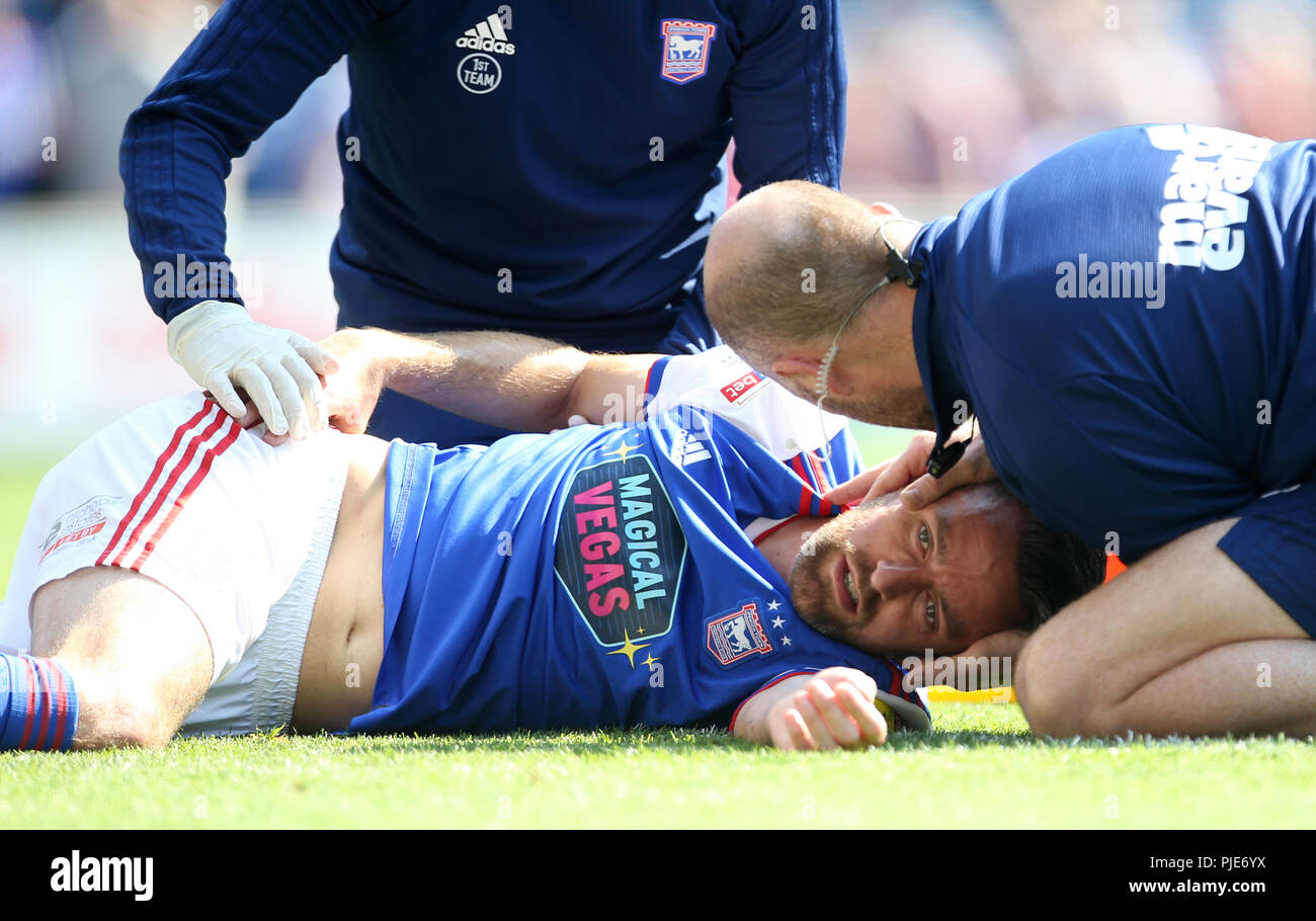 L'Ipswich Town Cole Skuse reçoit un traitement pour une blessure Banque D'Images