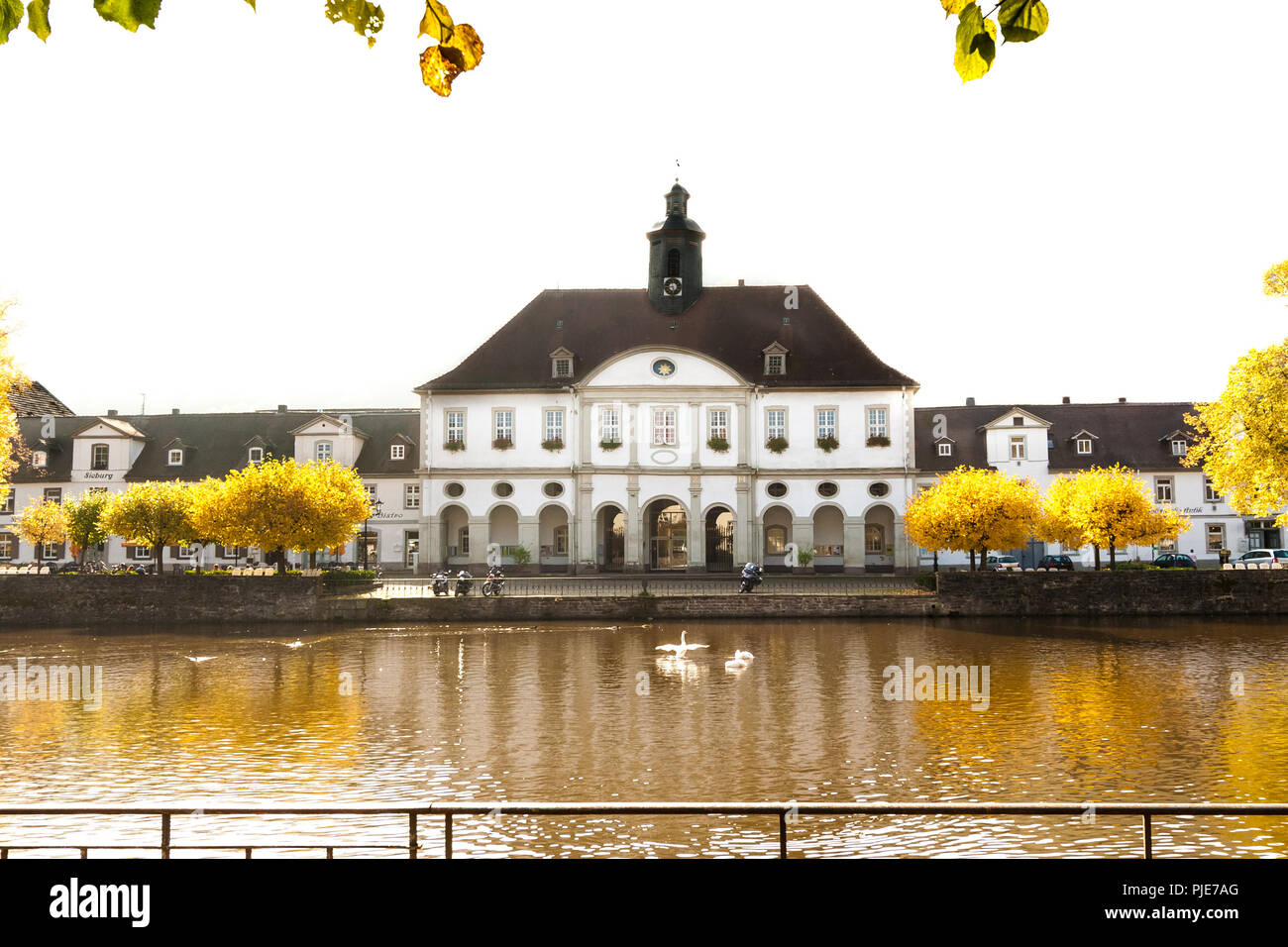 Une photo de l'hôtel de ville de la ville baroque de Bad Karlshafen, Hessen, Allemagne sur une journée ensoleillée d'automne de rêve où tous les arbres ont des feuilles jaunes et des... Banque D'Images