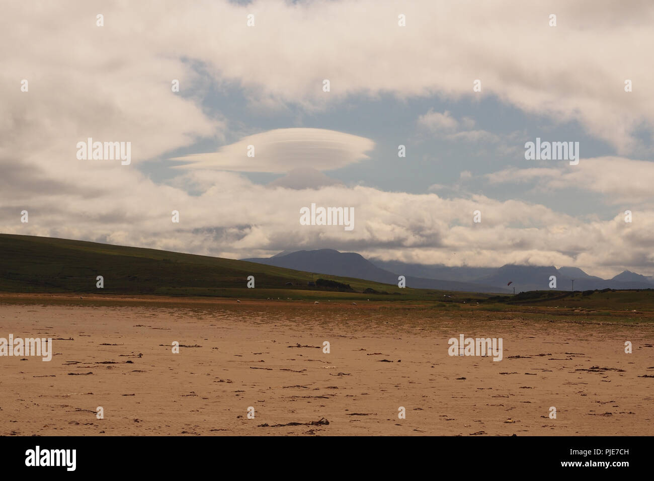Vue sur Achnahaird beach, en Écosse, en regardant vers l'arrière de la plage aux montagnes au-delà avec Ciel et nuages Banque D'Images