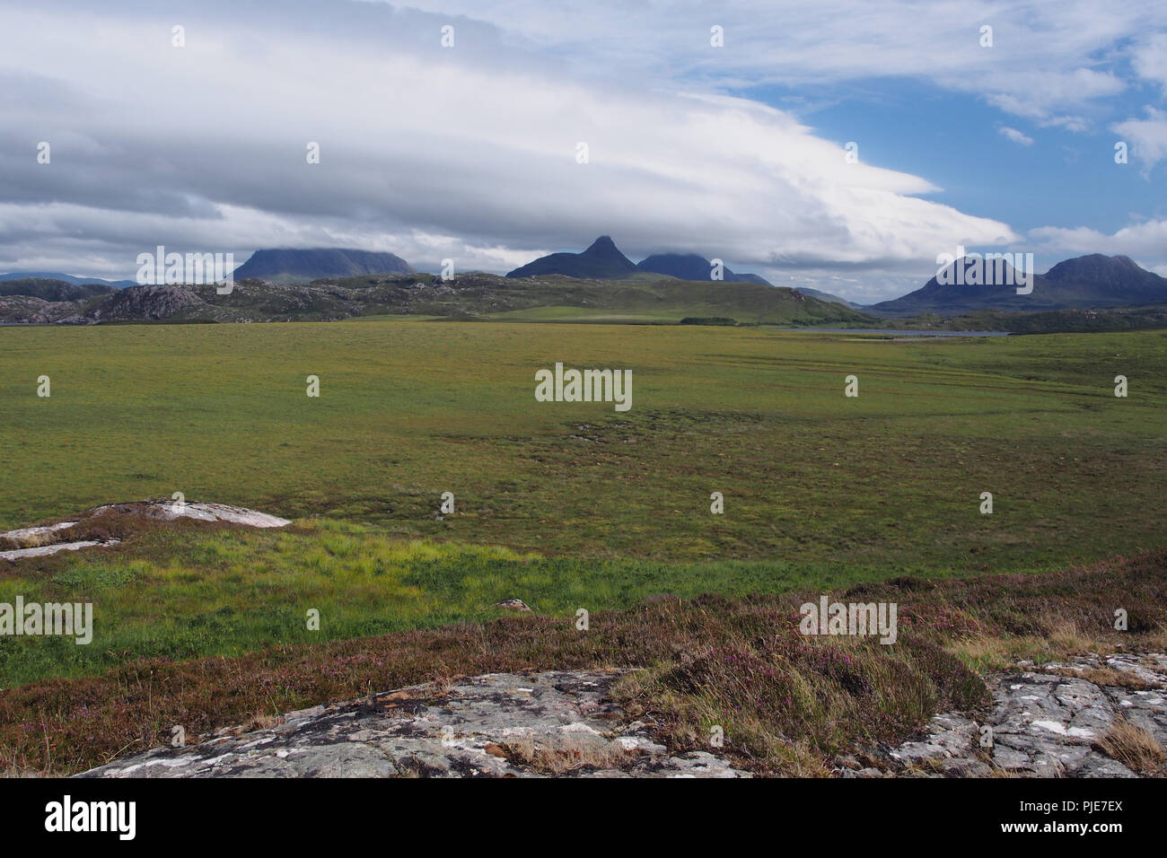 Vue d'en haut Achnahaird beach, en Écosse, à la Stac Pollaidh en direction de la montagne avec le paysage sauvage entre dans l'avant-plan Banque D'Images