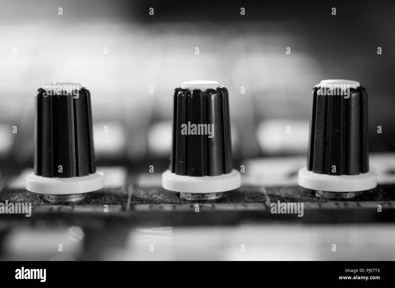 Photo de gros plan de commande de mixage audio numérique sur l'encodeur Audio Console professionnelle Banque D'Images