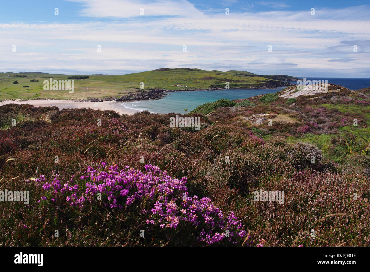 Vue à l'échelle d'Achnahaird beach, l'Écosse, de l'Orient avec les collines couvertes de bruyère dans l'avant-plan Banque D'Images