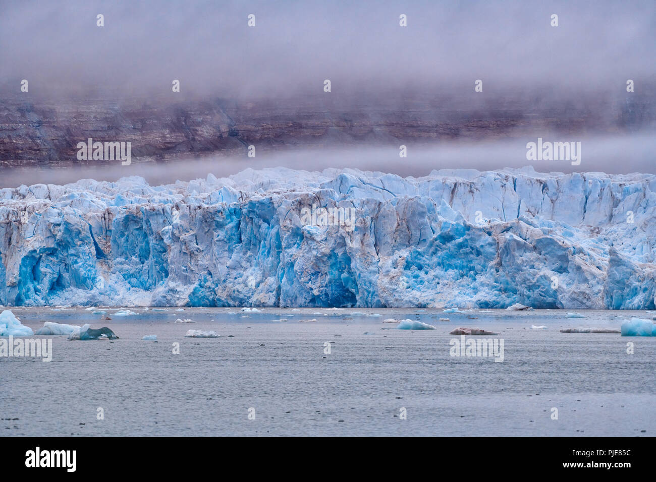 De glace bleu glacier, la Couronne ou Kronebreen Kongsfjord, Ny-Ålesund, Svalbard, Spitzberg ou l'Europe Banque D'Images De glace bleu glacier, la Couronne ou Kronebreen Kongsfjord, Ny-Ålesund, Svalbard, Spitzberg ou l'Europe Banque D'Images