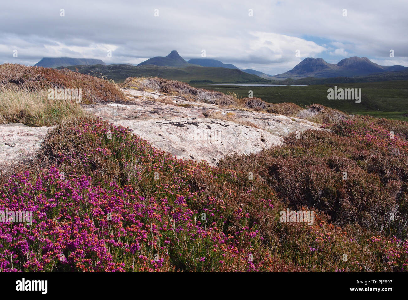 Vue d'en haut Achnahaird beach, en Écosse, à la Stac Pollaidh en direction de la montagne avec le paysage sauvage entre dans l'avant-plan Banque D'Images