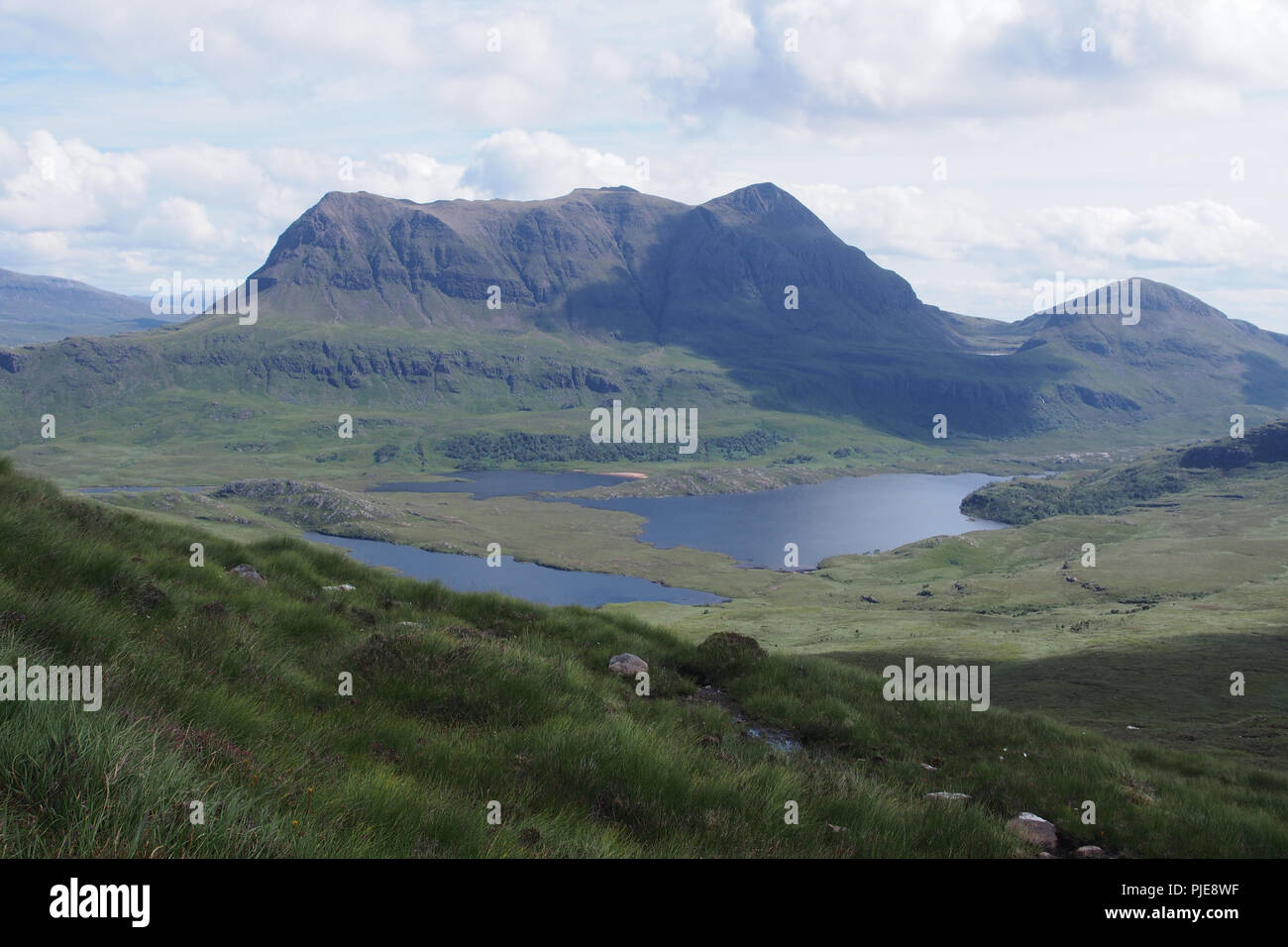 Une vue de Stac Pollaidh, l'Écosse, l'ensemble de cul Mor Lairg, avec la baie de lochs éparpillés entre les deux montagnes en arrière-plan Banque D'Images