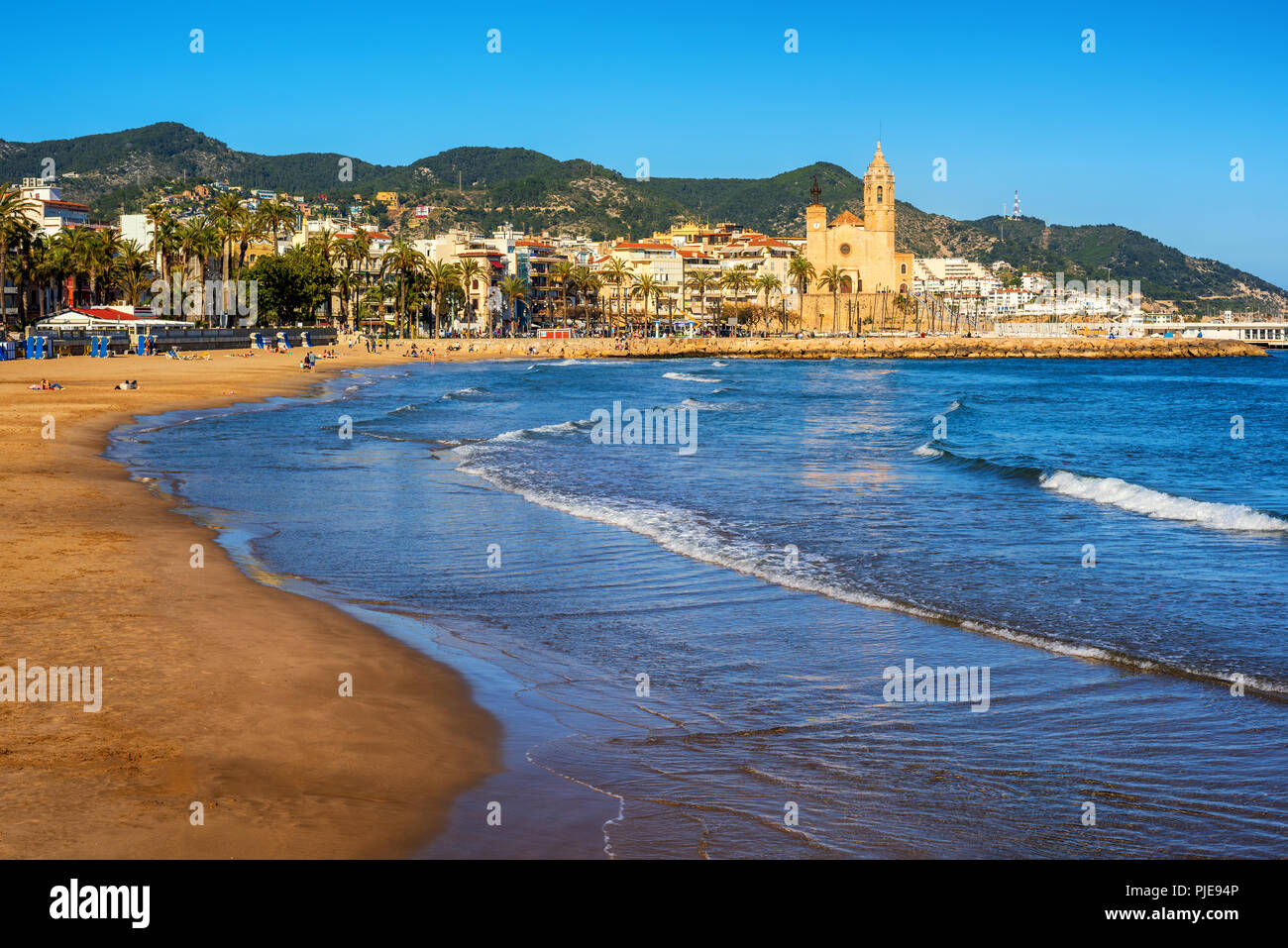Plage de sable et sa vieille ville historique complexe méditerranéen à Sitges près de Barcelone, Costa Dorada, Catalogne, Espagne Banque D'Images