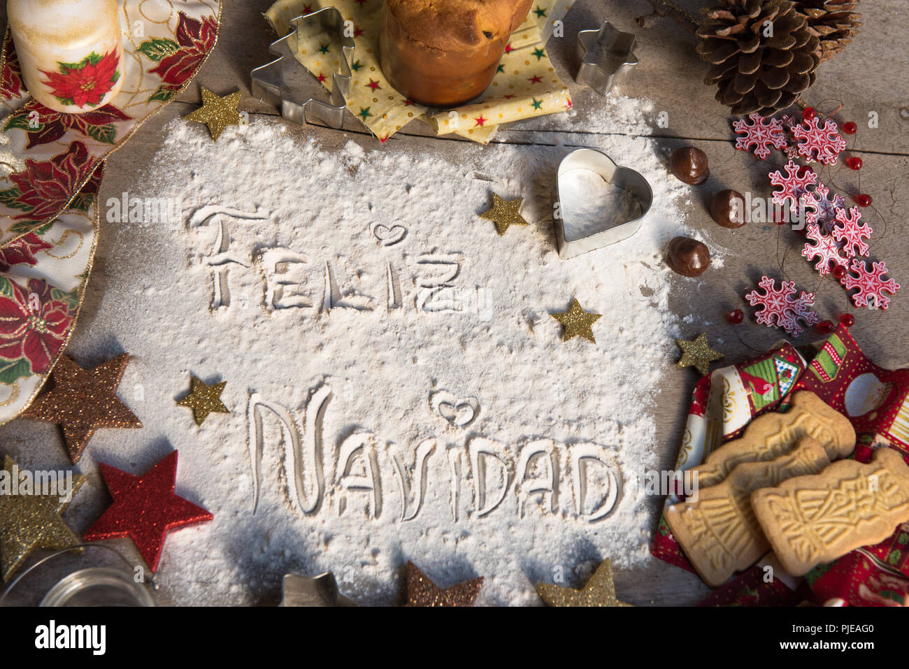 Feliz Navidad, texte espagnol à base de farine, entouré de décorations de Noël. Concept de saison. Banque D'Images