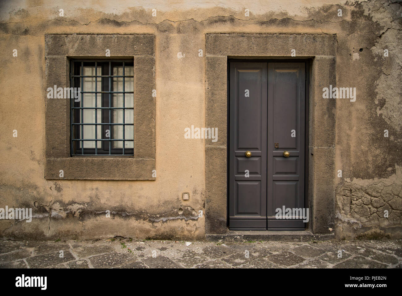 Une vieille porte et fenêtre vintage italien Banque D'Images