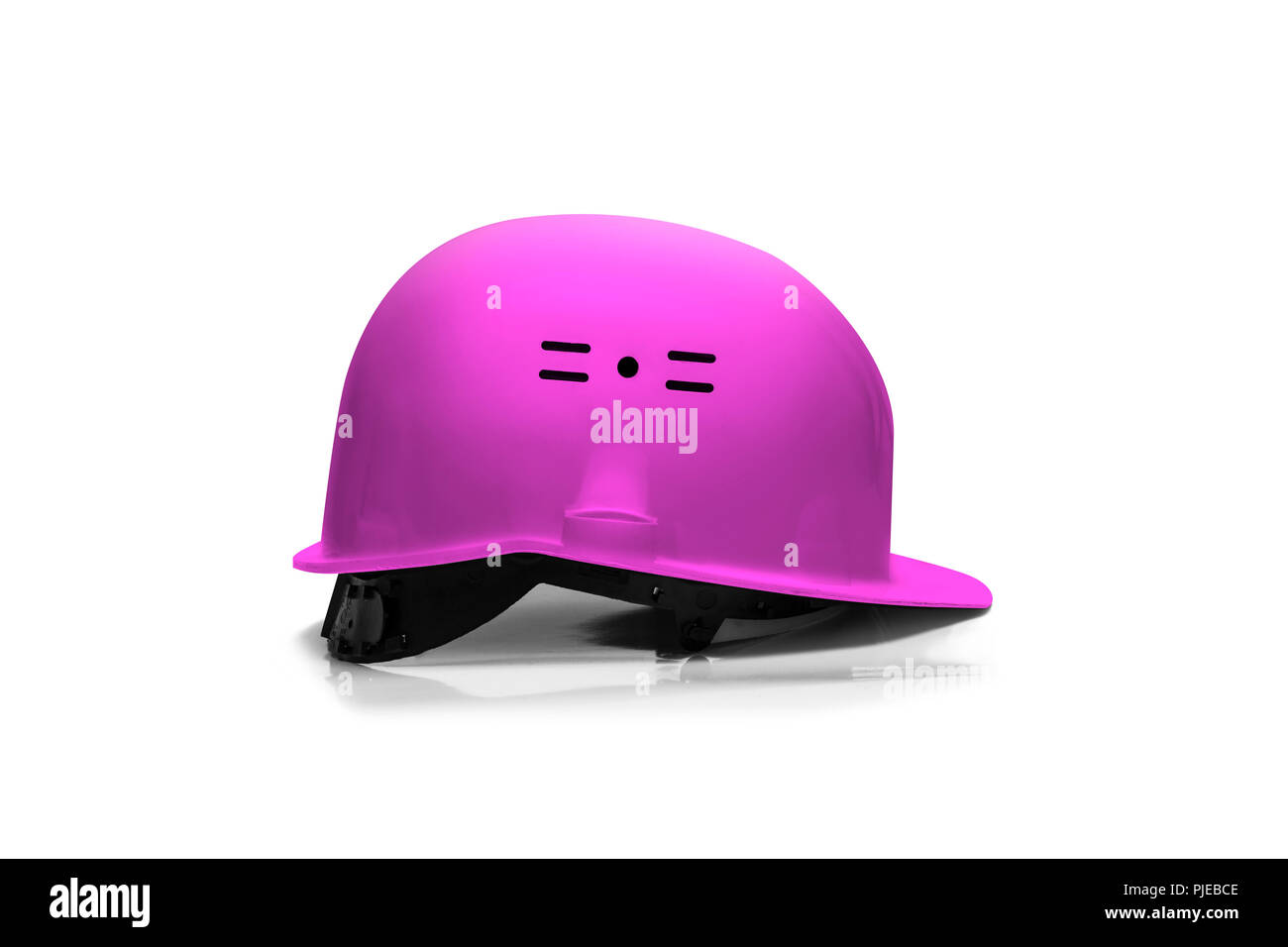 Casque de sécurité en plastique rose isolé sur fond blanc Banque D'Images