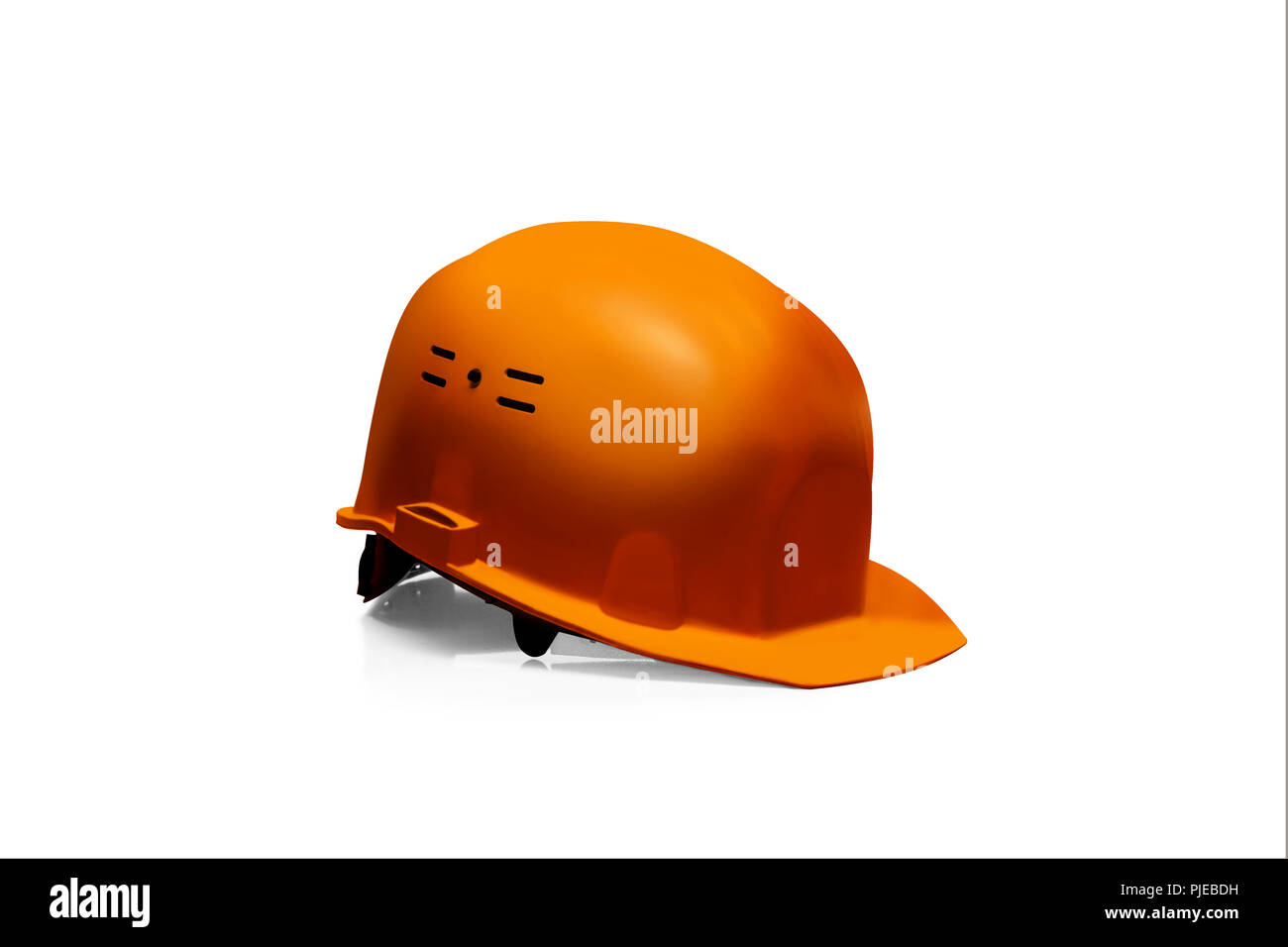 Casque de sécurité en plastique orange isolé sur fond blanc Banque D'Images