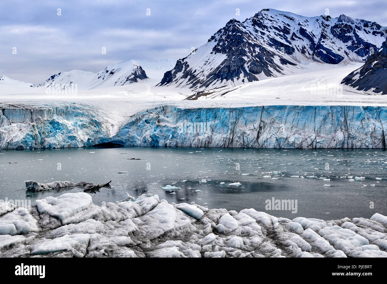La glace bleue du glacier sur Dahlbreen ou Spitzberg Svalbard, Europe Banque D'Images La glace bleue du glacier sur Dahlbreen ou Spitzberg Svalbard, Europe Banque D'Images
