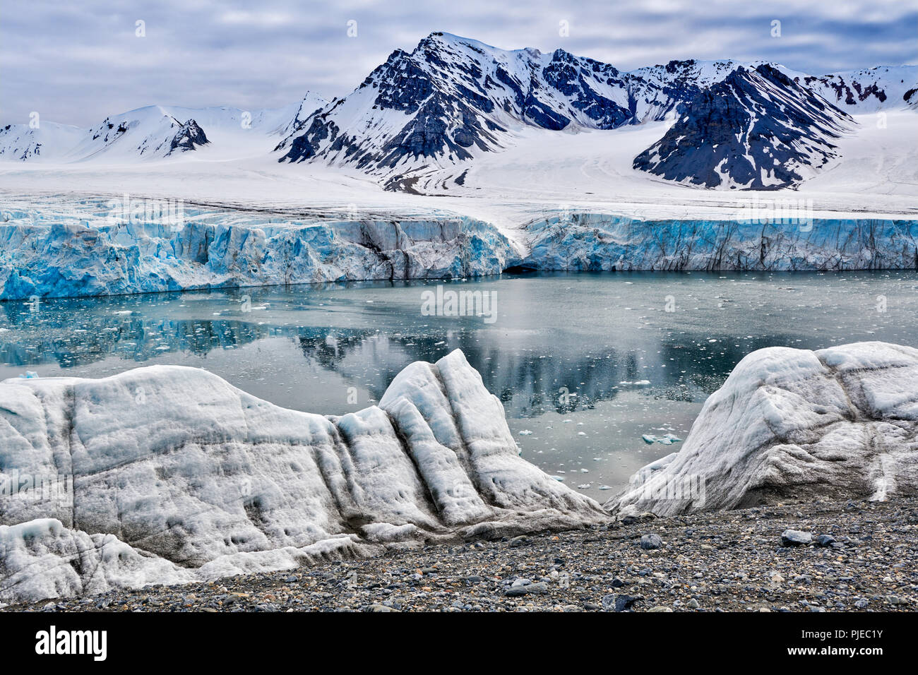 La glace bleue du glacier sur Dahlbreen ou Spitzberg Svalbard, Europe Banque D'Images La glace bleue du glacier sur Dahlbreen ou Spitzberg Svalbard, Europe Banque D'Images