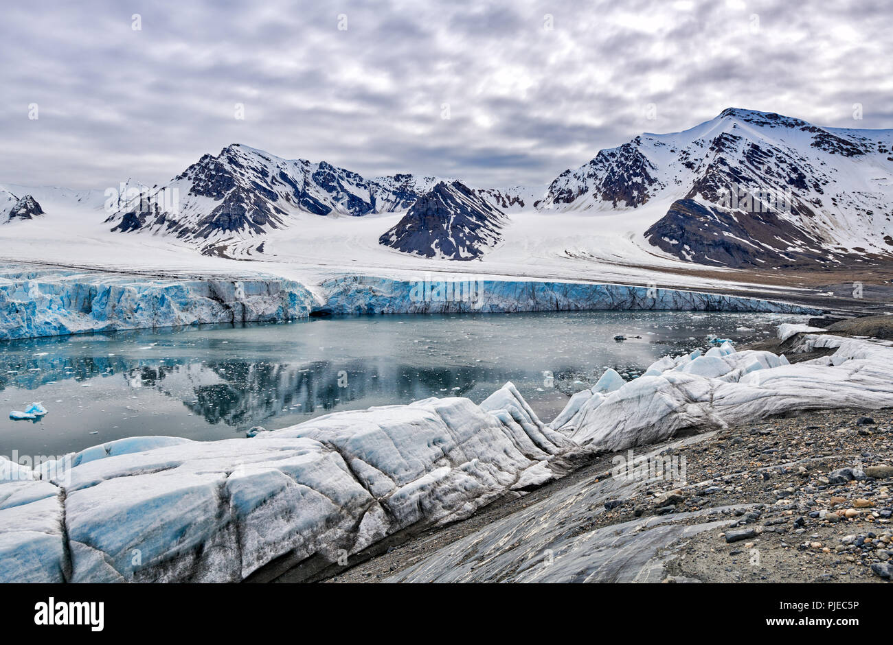 La glace bleue du glacier sur Dahlbreen ou Spitzberg Svalbard, Europe Banque D'Images La glace bleue du glacier sur Dahlbreen ou Spitzberg Svalbard, Europe Banque D'Images