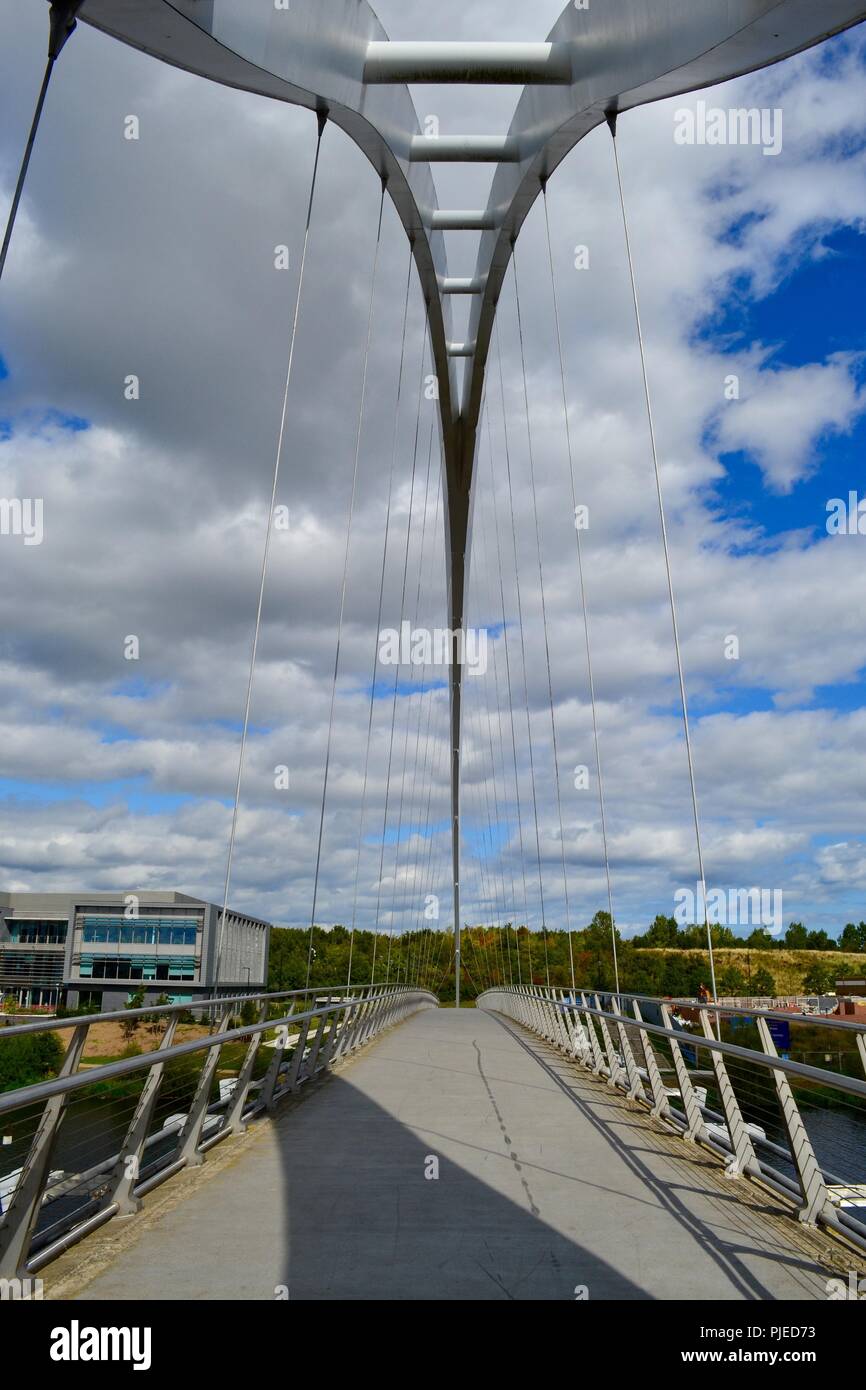 La grève, droit à l'éclairage naturel l'Infini de l'emblématique pont enjambant la rivière Tees à Stockton-on-Tees, Angleterre. Banque D'Images