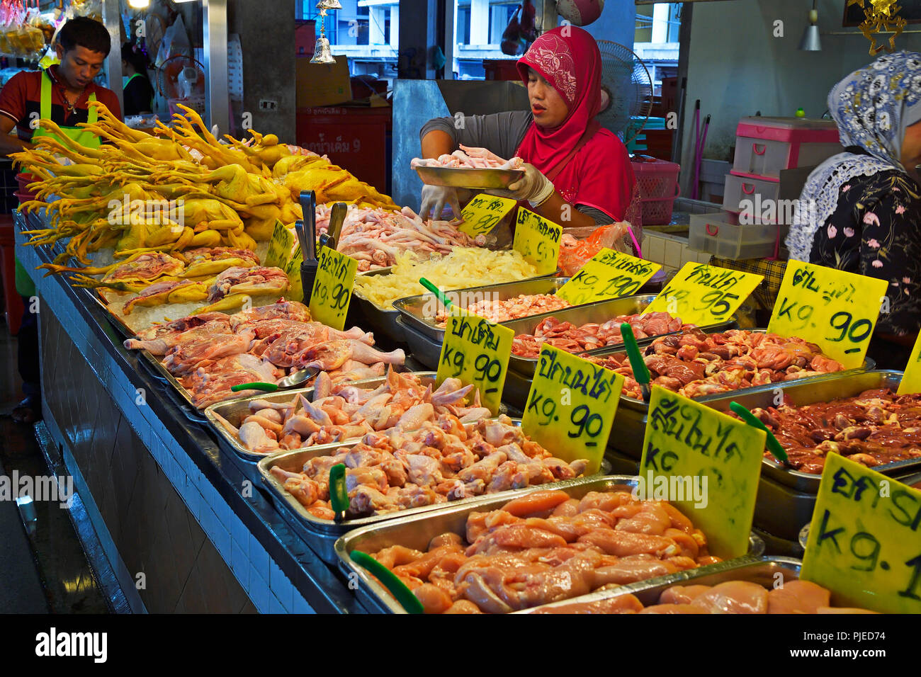 Pintade frais sur le marché de Banzaan fresh, Patong Beach, Phuket, Thailand, Frissen Vágott Kalódás Gyertyán Geflügelfleisch auf dem frais du marché Banzaan Banque D'Images