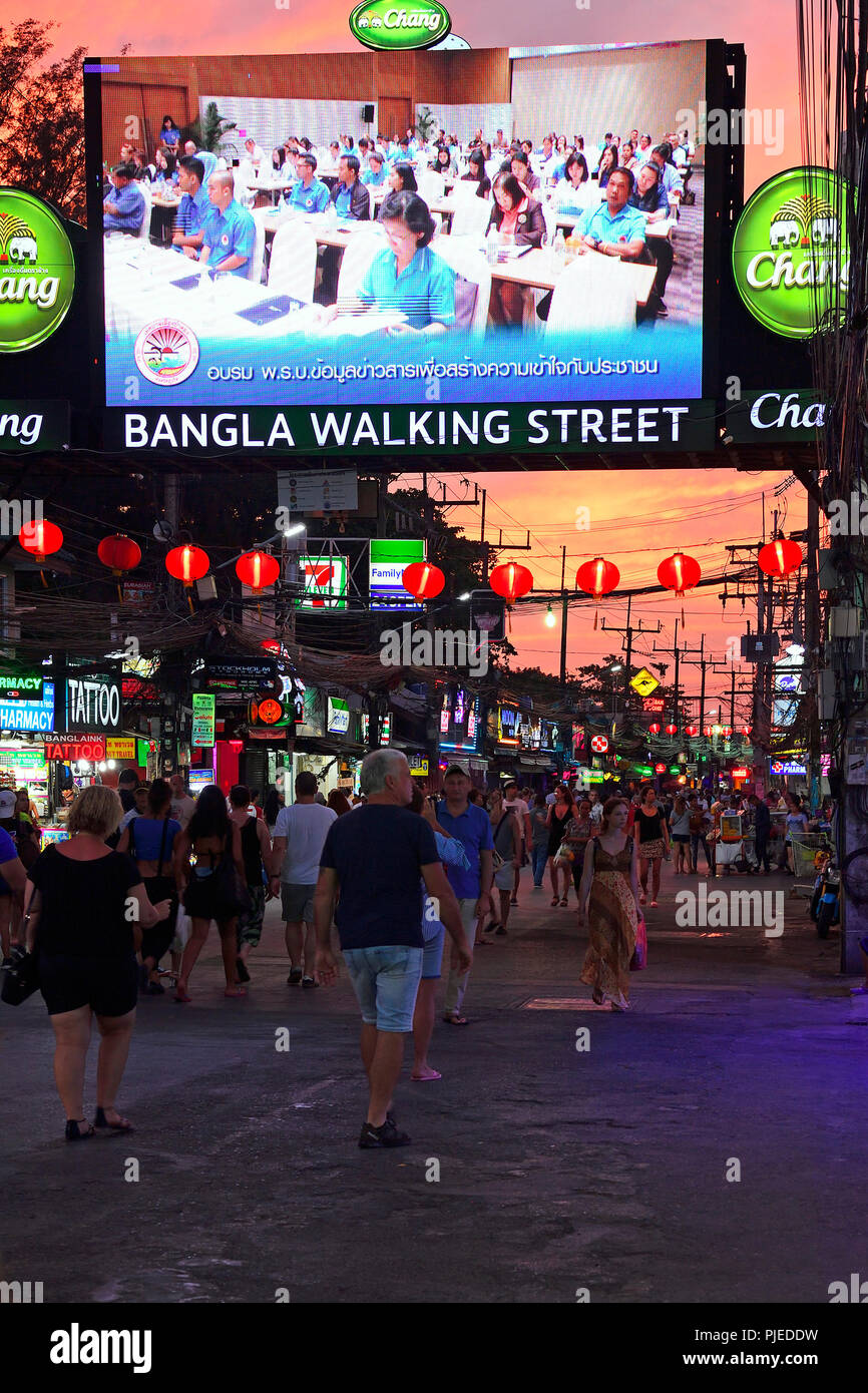 Les touristes entre bars, commerces et restaurants sur la Bangla Road, quarts de travail et voyant rouge quarts, Patong Beach, Phuket, Thailand, Touristen zwis Banque D'Images