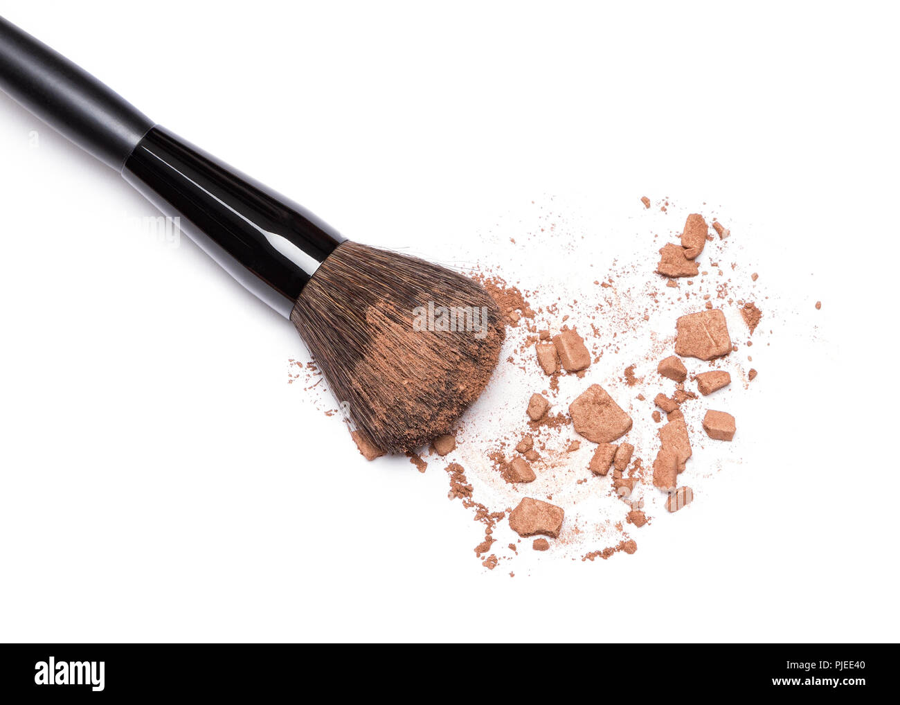 Close-up de poudre bronzante avec brosse de maquillage sur fond blanc. Bronzeur visage contourage ou la création de look bronzé Banque D'Images
