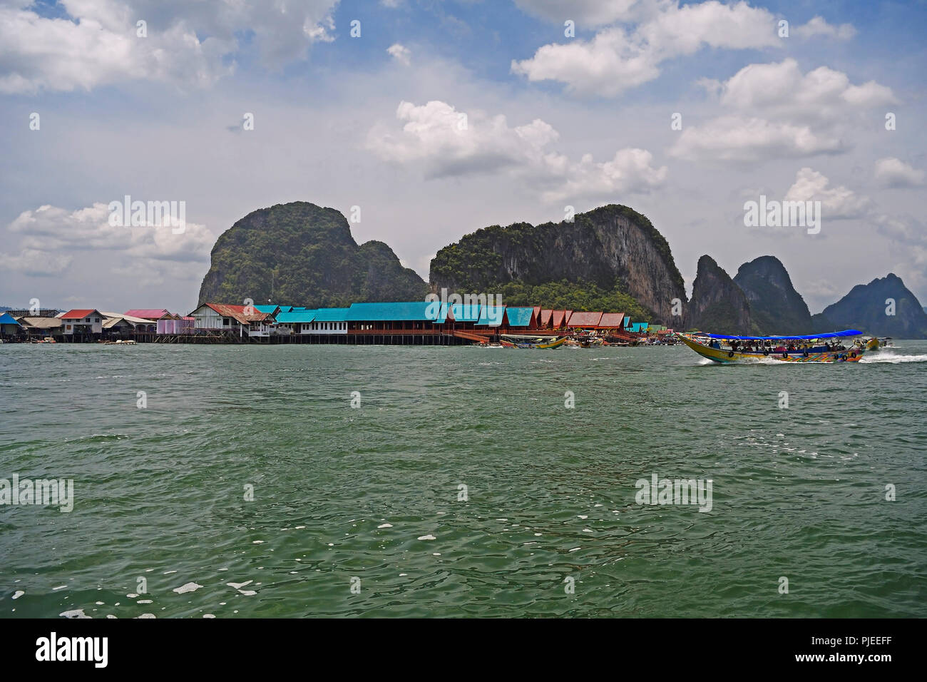 Maisons du village sur pilotis musulmane de Koh Panyi (Koh Panyee) dans la baie de Phang Nga, Thaïlande, Häuser des muslimischen Stelzendorfes Koh Koh Panyi (P Banque D'Images