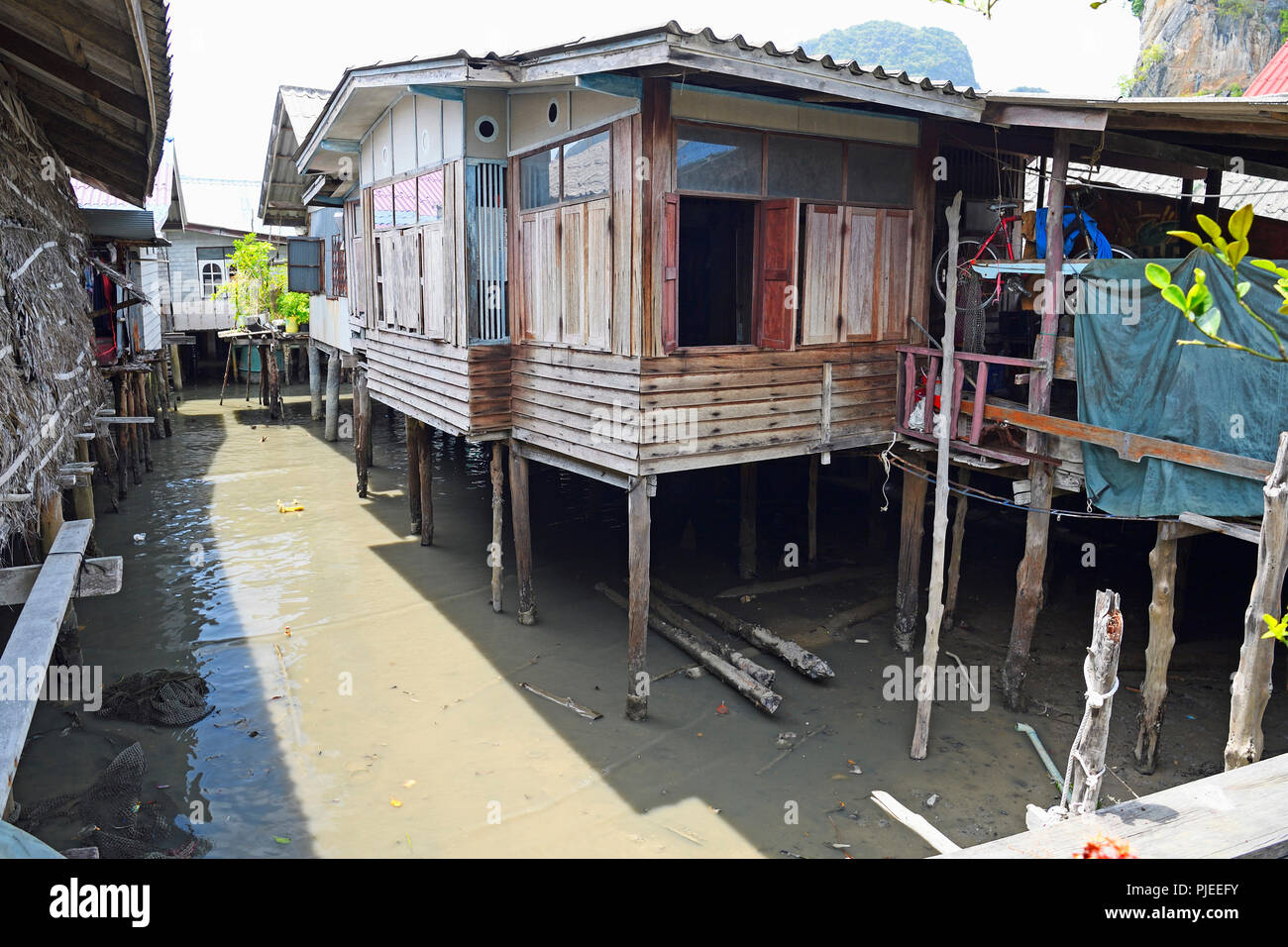 Maisons du village sur pilotis musulmane de Koh Panyi (Koh Panyee) dans la baie de Phang Nga, Thaïlande, Häuser des muslimischen Stelzendorfes Koh Koh Panyi (P Banque D'Images