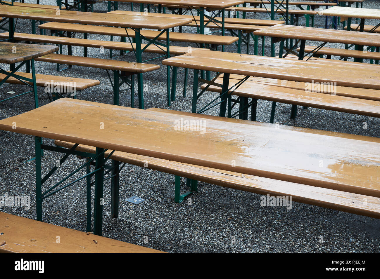 Jardin de bière abandonnée en Allemagne en raison du mauvais temps et de sorbonnes dans l'été Banque D'Images