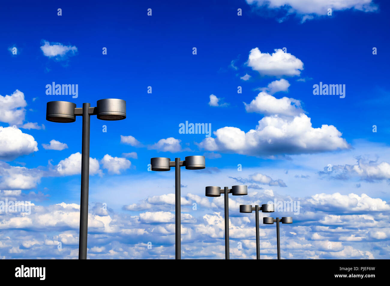 Lanternes de la rue d'acier couleur contre le ciel bleu et nuages, magnifique ville de Dnipro, Ukraine (Dniepr Dniepropetrovsk,). Banque D'Images