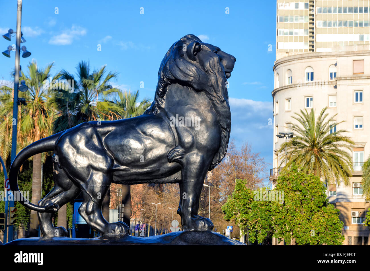 La sculpture imposante d'un lion dans le centre de Barcelone, Espagne Banque D'Images