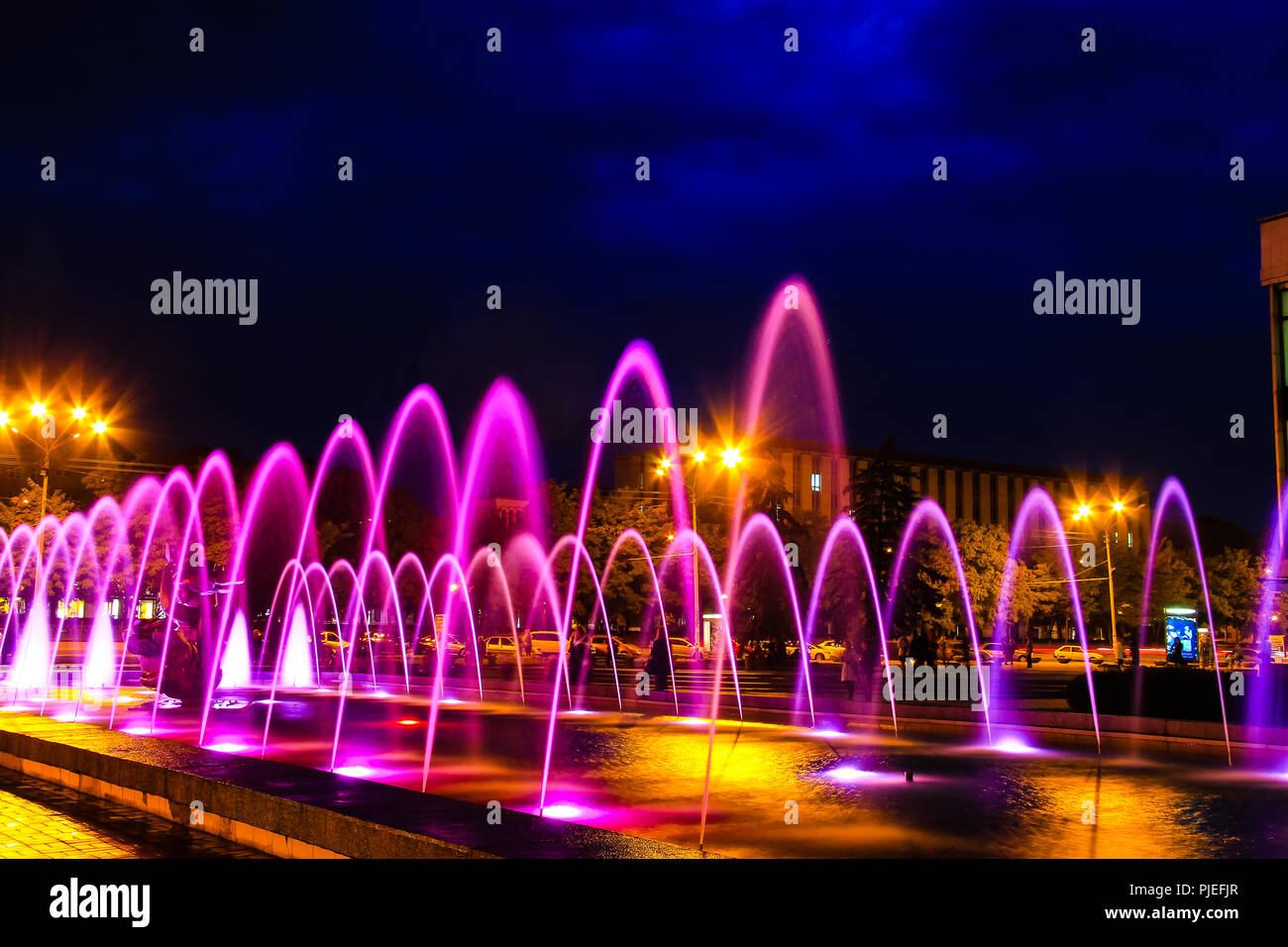 Belle fontaine de couleur multi pittoresque de nuit dans sa ville, l'Ukraine.( Dniepr Dniepropetrovsk), Banque D'Images