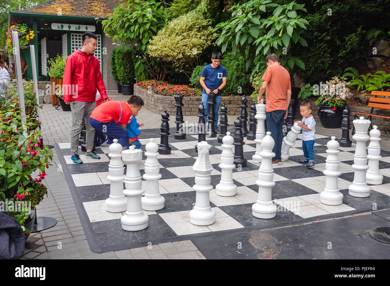 Les touristes jouer aux échecs, les Jardins Butchart , Brentwood Bay, British Columbia, Canada Banque D'Images