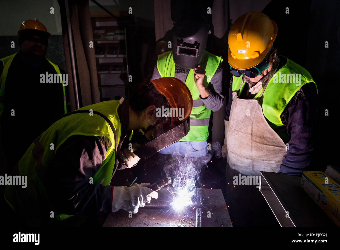 Jeunes albanais apprendre à Devaid public Centre de formation Formation professionnelle dans Tirana, où ils apprennent à souder oxy-combustible. Banque D'Images