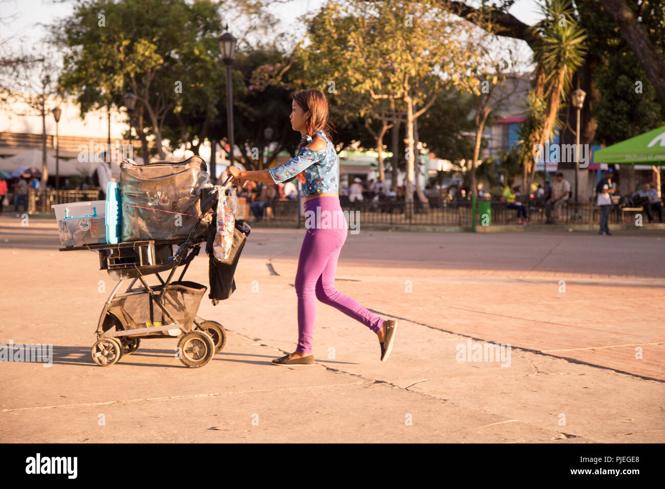 Fille Pousser Un Caddie Dans Un Park A Santa Tecla El Salvador Photo Stock Alamy