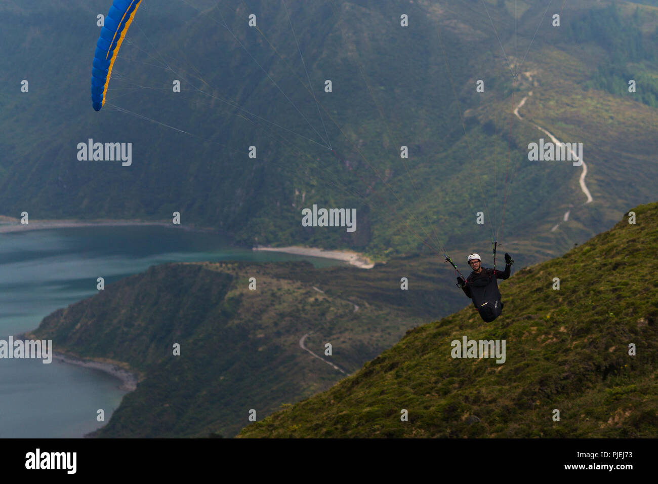 Un parachute pilote volant près de Lagoa do Fogo, São Miguel, Açores. Banque D'Images