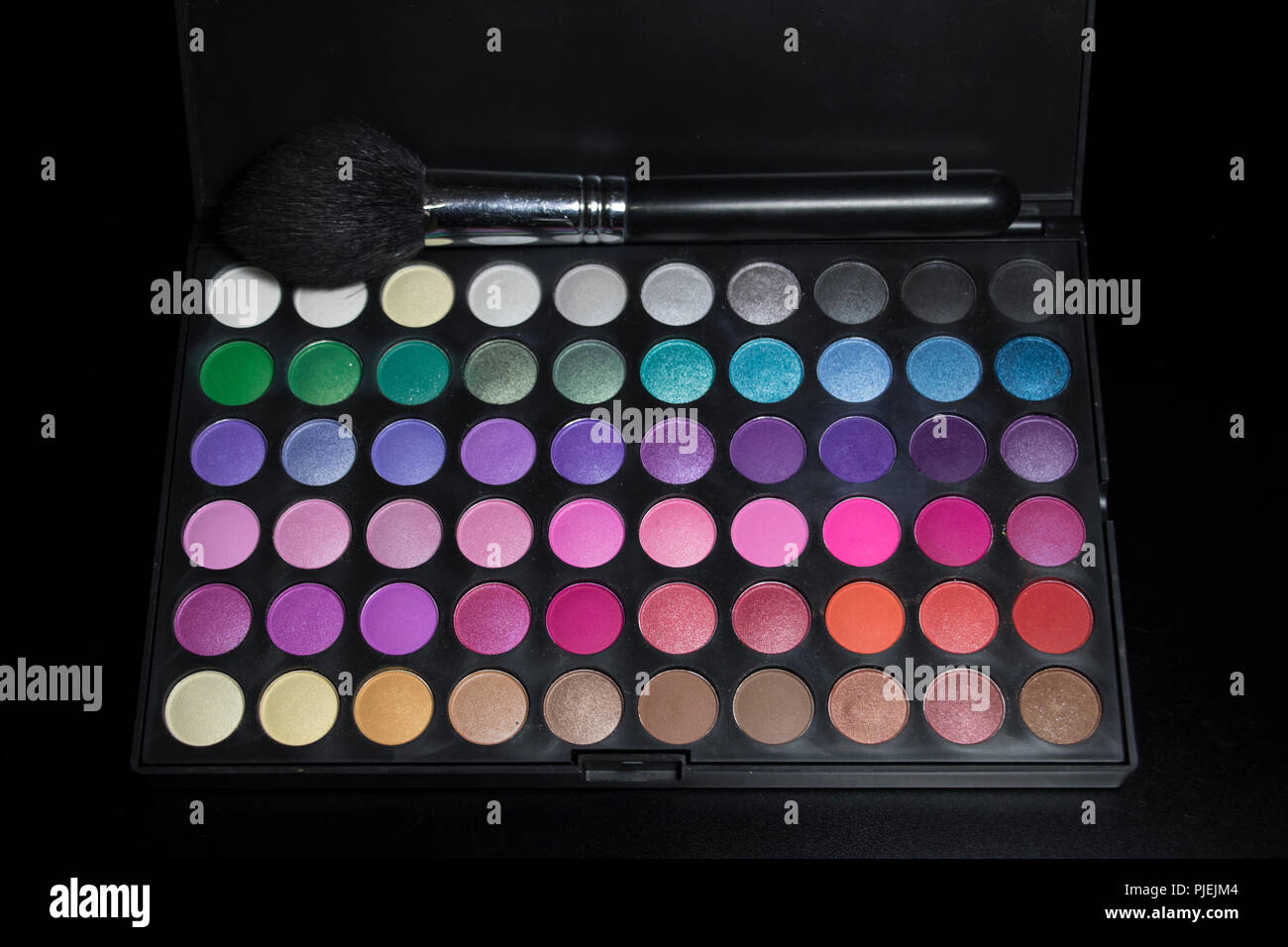 L'ombre d'oeil à plusieurs couleurs de palette et pinceau. Kit d'outils pour un maquillage artiste travaillant dans la beauté de la femme et de l'industrie de la mode. Banque D'Images