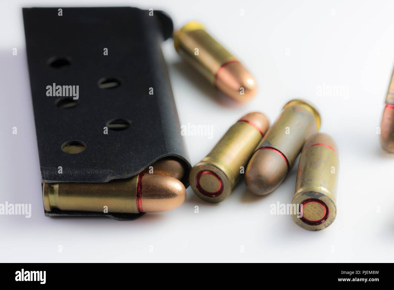 Close up de 22mm noir des balles de calibre dans un clip d'armes à feu  isolé sur blanc Photo Stock - Alamy