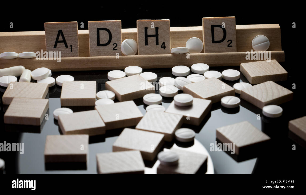 Concept de sensibilisation à la santé mentale pour le TDAH. L'orthographe des lettres Scrabble le TDAH. Banque D'Images