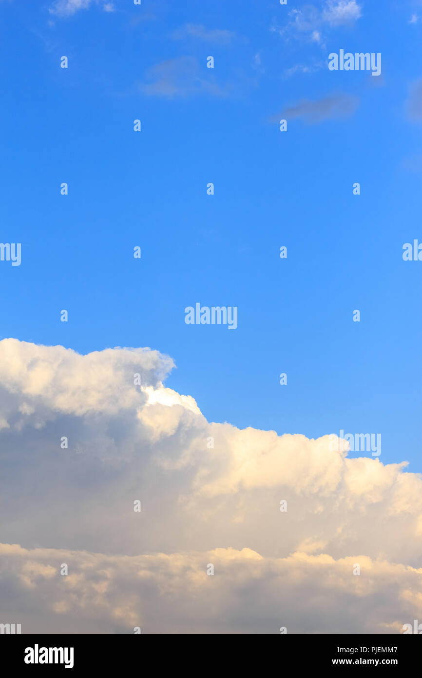 Beau ciel avec cumulus nuages de fond lumineux blanc Banque D'Images