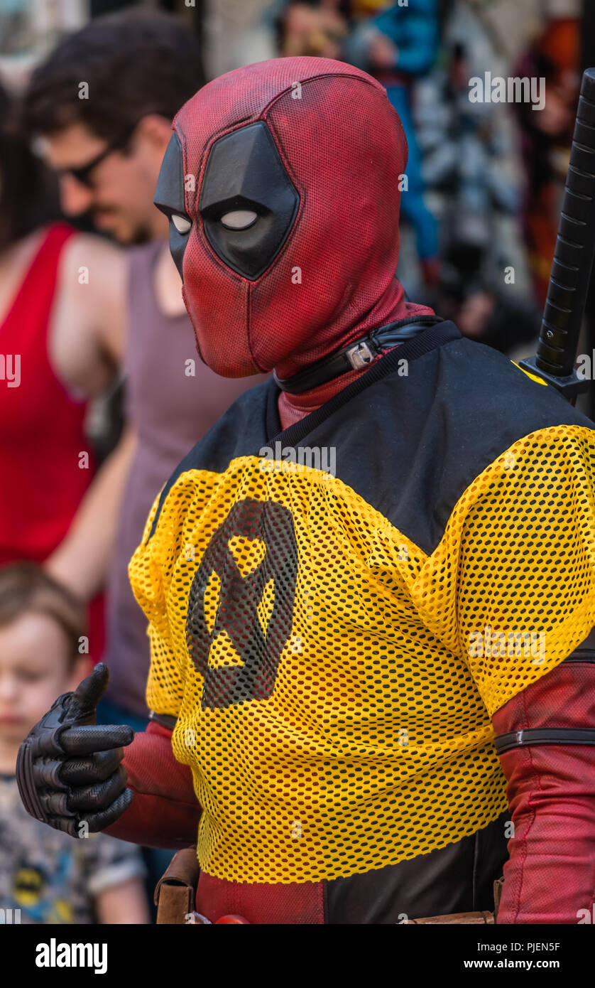 Rochester, Angleterre - Juillet 2018 : homme habillé en costume de Deadpool  caractère dans la promotion comic shop Photo Stock - Alamy