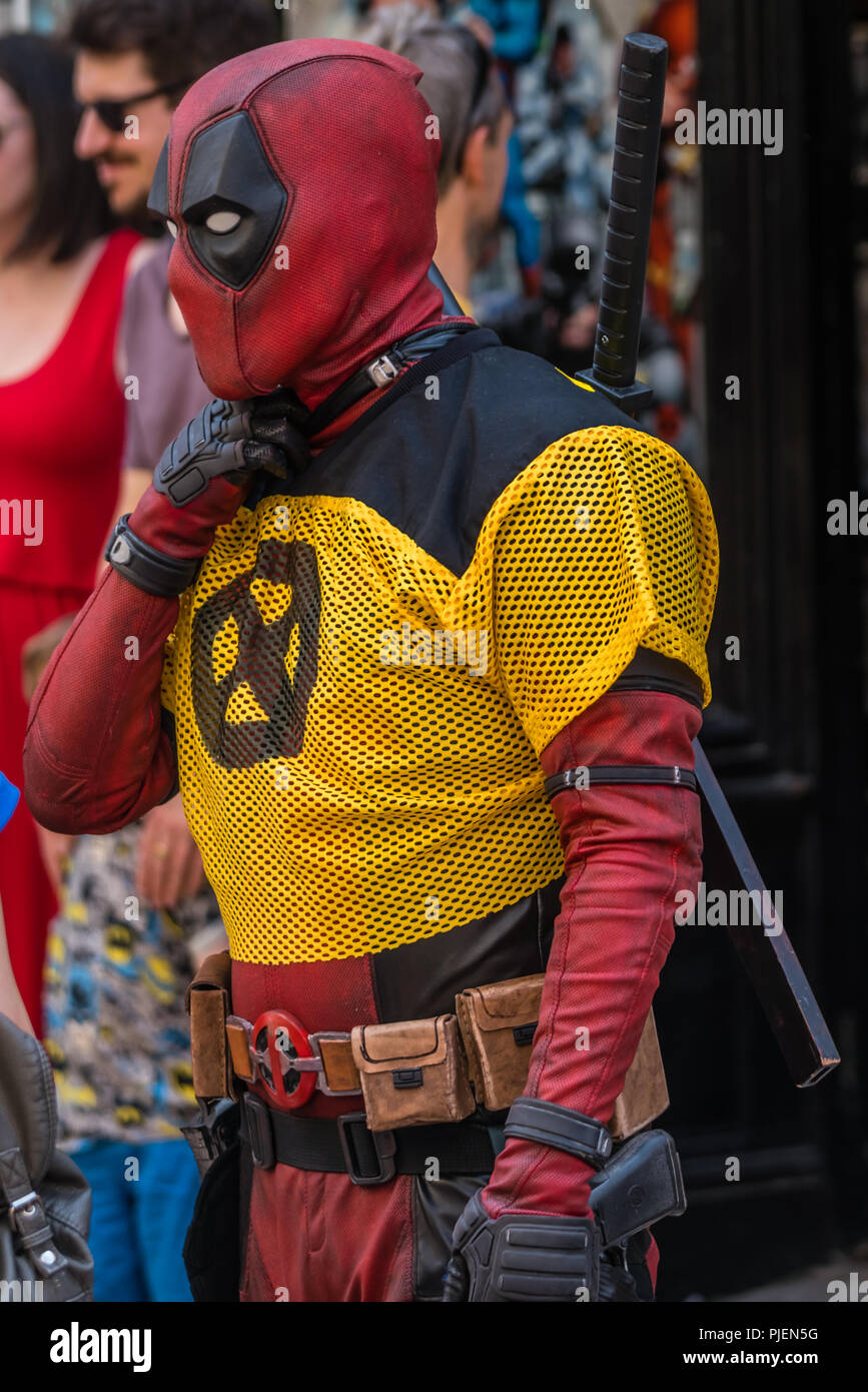 Rochester, Angleterre - Juillet 2018 : homme habillé en costume de Deadpool  caractère dans la promotion comic shop Photo Stock - Alamy