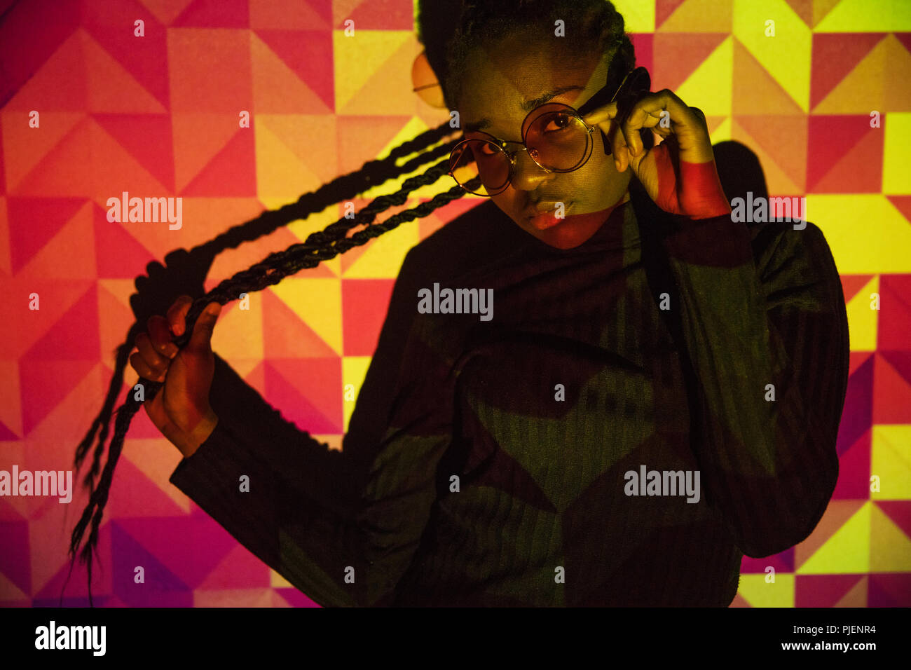 Motif coloré de la création d'éclairage de projection sur les belles femmes avec la peau noire Banque D'Images