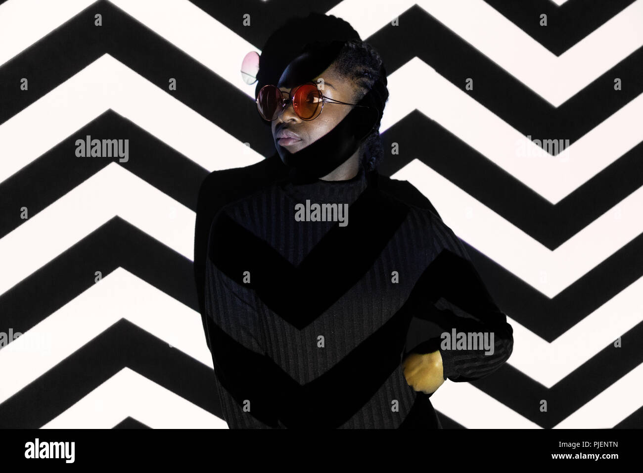 Lumière créative sur femme cool avec des lunettes de soleil Banque D'Images