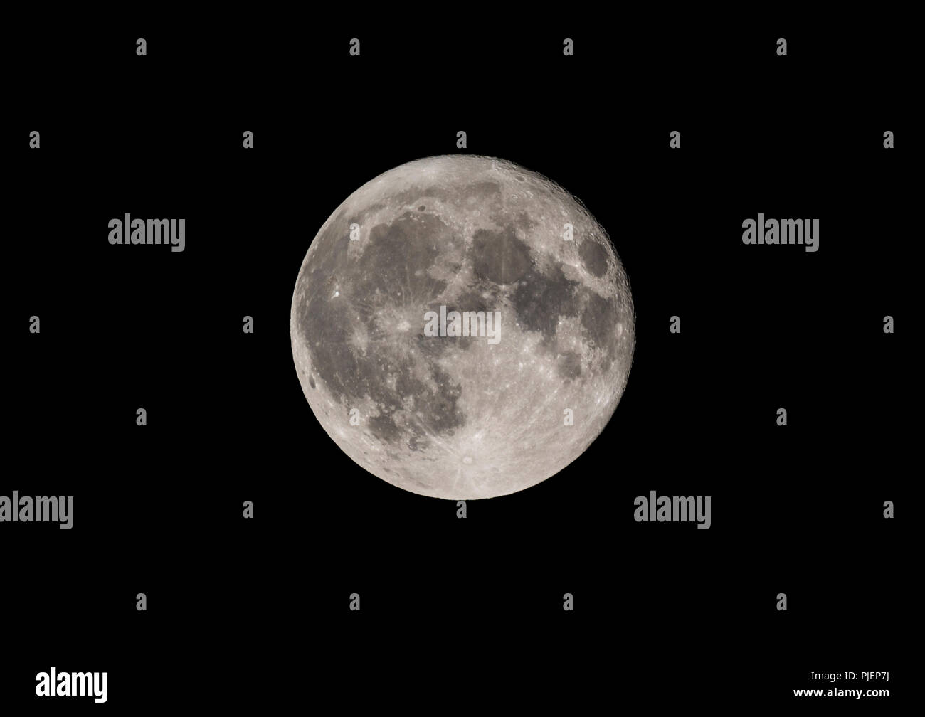 Pleine lune dans le ciel nocturne. Voir la description pour plus de détails de l'expression exacte. Banque D'Images